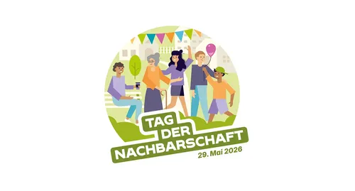 Frau liegt auf Sofa und entspannt